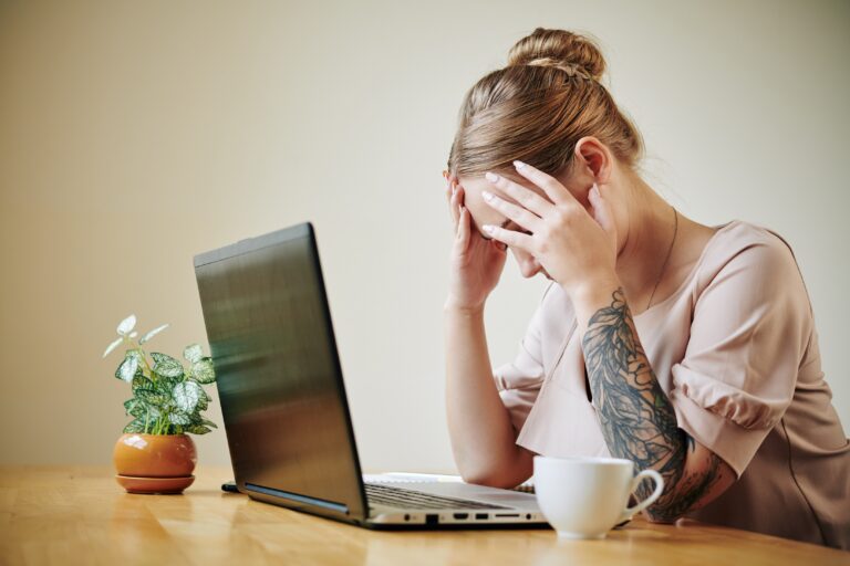 Não aguentamos mais: mulheres são as que mais sofrem com burnout na pandemia